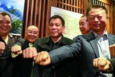 Ông Duterte chụp ảnh tại Bắc Kinh với các quan chức thuộc Tổ chức những người bạn của Philippines. Ảnh: Inquirer.
