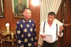 Đại sứ Trung Quốc tại Philippines Zhao Jinhua (trái) đứng cùng Tổng thống Rodrigo Duterte trong bức ảnh do đại sứ quán Trung Quốc công bố ngày 24/10. Ảnh:Rappler.
