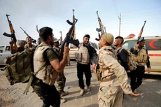 Lính Iraq ăn mừng sau khi giải phóng một ngôi làng ở ngoại ô Mosul. Ảnh: Reuters.