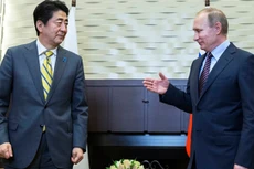 Thủ tướng Nhật Abe và Tổng thống Nga Putin trong cuộc gặp hồi tháng 5 tại khu nghỉ mát Sochi, Nga. Ảnh: Japan Times.