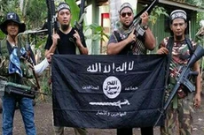 Nhóm phiến quân Abu Sayyaf ở Philippines chụp ảnh với cờ Nhà nước Hồi giáo. Ảnh:Strait Times.
