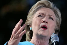 Bà Clinton chỉ trích gay gắt ông Trump trong cuộc mít tinh tại New Hampshire, Mỹ hôm 24/10. Ảnh: Reuters.