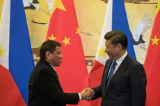 Ông Duterte gặp ông Tập Cận Bình trong chuyến công du tới Trung Quốc. Ảnh:Reuters.