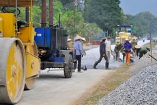 10 gói thầu được Ban Quản lý bảo trì đường bộ mời thầu có tổng trị giá trên 86 tỷ đồng, với tỷ lệ tiết kiệm qua đấu thầu rất thấp, từ 0,015% đến 3,3%. Ảnh: Minh Dũng