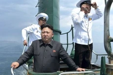 Nhà lãnh đạo Kim Jong-un trên tàu ngầm Triều Tiên. Ảnh: KCNA.
