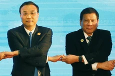 Thủ tướng Trung Quốc Lý Khắc Cường (trái) và ông Duterte trong hội nghị thượng đỉnh ASEAN ở Lào hồi tháng trước. Ảnh: AP