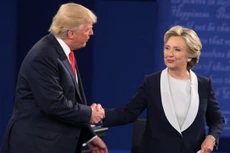Bà Clinton (phải) tỏ ra tự tin hơn ông Trump trong cuộc tranh luận lần hai. Ảnh:AFP