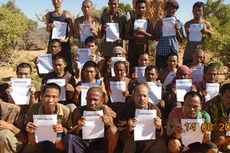 Các thuỷ thủ châu Á bị cướp biển bắt giữ. Ảnh: Telegraph