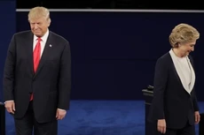 Clinton có thể đã chủ động né bắt tay Trump