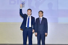 Ông Nguyễn Mai Khanh - Giám đốc Ban Phát triển Ngân hàng Bán lẻ, đại diện BIDV nhận giải thưởng “Ngân hàng bán lẻ tiêu biểu 2016”