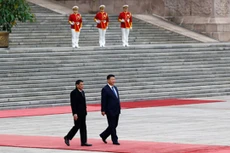 Tổng thống Rodrigo Duterte và Chủ tịch Trung Quốc Tập Cận Bình tại Bắc Kinh hôm qua. Ảnh: Reuters