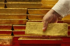 Mỗi ounce vàng giảm 3,1% giá trị trong tháng 10. Ảnh: Bloomberg.