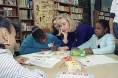 Bà Hillary Clinton gặp gỡ các học sinh thuộc một trường công lập ở New York vào năm 1993. Ảnh: AP