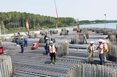 Nhà thầu tranh thủ thời tiết mùa khô thuận lợi, bố trí tăng ca để đẩy nhanh tiến độ xây dựng cầu Phước An. Ảnh: Ngọc Tuấn