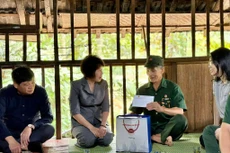 Thứ trưởng Nguyễn Thị Bích Ngọc và Đoàn công tác của Bộ Kế hoạch và Đầu tư đã đến thăm hỏi và tặng quà một số gia đình thương binh, liệt sỹ tại huyện Bắc Mê. Ảnh: MPI
