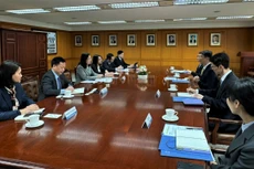 Chủ tịch Ủy ban Chứng khoán Nhà nước Vũ Thị Chân Phương đã có buổi làm việc với ông Lee Bok-hyun, Thống đốc Cơ quan giám sát tài chính Hàn Quốc (FSS)