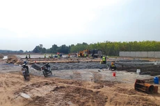 Nhà thầu đang tập trung thi công các hạng mục đúc cấu kiện cọc, dầm, tấm lát bê tông cốt thép, bóc cơ hữu, nạo vét lòng kênh, kênh dẫn dòng… Ảnh: Như Nguyệt