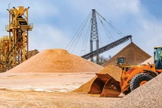 Nhiều địa phương yêu cầu các huyện, thị xã, thành phố trực thuộc rà soát, hướng dẫn kê khai giá hàng hóa, dịch vụ đặc thù đến các doanh nghiệp kinh doanh, sản xuất vật liệu xây dựng (đất, cát, đá). Ảnh: Lê Tiên