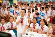 Việt Nam đang thực hiện công cuộc đổi mới giáo dục bắt đầu từ cấp mầm non, tiểu học nhằm chú trọng truyền thụ kiến thức (dạy chữ) và hình thành năng lực, phẩm chất tạo nên nhân cách con người (dạy người)