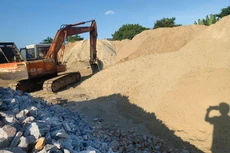Chính phủ và Thủ tướng Chính phủ đã chỉ đạo bổ sung các nguồn cát, trong đó có việc nghiên cứu và sử dụng đá xay, nhập vật liệu cát ở nước ngoài. Ảnh: Tiên Giang