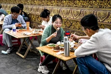 Thế hệ Z, sinh từ năm 1995 đến 2009, ở Trung Quốc chiếm gần 1/5 dân số và nhóm mục tiêu chủ chốt trong các chính sách thúc đẩy chi tiêu của Chính phủ - Ảnh: Nikkei Asia