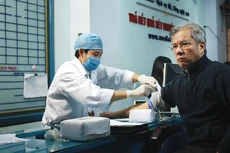 Tình trạng người bệnh có bảo hiểm y tế phải mua thuốc bên ngoài hoặc xét nghiệm ở các bệnh viện tư nhân vẫn tái diễn trong thời gian qua. Ảnh: Tiên Giang