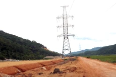 Nhiều đoạn thuộc cao tốc Bắc - Nam phía Đông qua miền Trung vướng hạ tầng điện khiến nhà thầu khó triển khai thi công. Ảnh: Quang Đạt