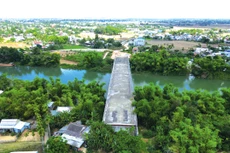 Cầu bắc qua sông Vĩnh Điện tại thị xã Điện Bàn (tỉnh Quảng Nam) chưa thể đưa vào sử dụng do chưa có đường dẫn hai đầu cầu. Ảnh: MH st