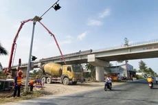 Dự án Đường tỉnh 926B kết nối với tuyến Quản lộ Phụng Hiệp có tổng cộng 49 gói thầu, trong đó đến nay có 39 gói thầu đã hoàn tất lựa chọn nhà thầu. Ảnh: Ngọc Tuấn