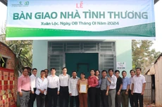Đại diện Vietcombank cùng chính quyền địa phương bàn giao nhà tình thương cho hộ nghèo tại tỉnh Đồng Nai