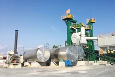 Hồ sơ mời thầu yêu cầu nhà thầu có trạm trộn bê tông nhựa cách chân công trình từ 100 km trở xuống. Ảnh minh họa: Phú Lâm