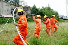 Nhiều gói thầu xây lắp công trình điện cấp IV yêu cầu vị trí chỉ huy trưởng có chứng chỉ hành nghề giám sát lắp đặt thiết bị điện vào công trình. Ảnh minh họa: Tường Lâm