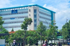 Dự án Xây lắp khu điều trị kỹ thuật cao Bệnh viện Đa khoa Quảng Nam đã cơ bản hoàn thành phần xây dựng nhưng đang để trống chờ đấu thầu mua sắm thiết bị y tế. Ảnh: Châu Nữ