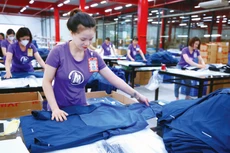Cần tiếp tục tháo gỡ điểm nghẽn về cơ chế, nâng cao chất lượng thực thi chính sách nhằm tăng cường nội lực cho doanh nghiệp, tạo động lực cho tăng trưởng kinh tế. Ảnh: Lê Tiên