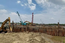 Nhà thầu thi công trên công trường Dự án Đầu tư xây dựng đường trục trung tâm TP. Biên Hòa đoạn từ đường Võ Thị Sáu đến đường Đặng Văn Trơn (cầu Thống Nhất và đường kết nối 2 đầu cầu). Ảnh: Như Nguyệt
