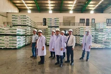 Bộ trưởng Nguyễn Chí Dũng xuống thăm thực địa tại Dự án nhà máy chế biến thức săn gia súc và chăn nuôi của Công ty CP Greenfeed Việt Nam. Ảnh: MPI