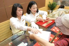 Đến 16h ngày 5/6, giá mua vào - bán ra vàng miếng SJC được niêm yết ở mức 76,78 - 78,98 triệu đồng/lượng. Ảnh: Chu Thắng