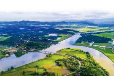 Đôi dòng Ngàn Sâu - Ngàn Phố bắt nguồn từ đại ngàn rồi hợp lưu ở bến Tam Soa, thành sông La thơ mộng trên địa danh Hà Tĩnh