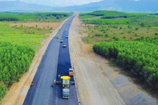 Tập đoàn Sơn Hải tự tin có thể đưa các hạng mục thi công tại Dự án thành phần cao tốc Bắc - Nam đoạn Vân Phong - Nha Trang về đích trước kế hoạch gần 1 năm. Ảnh: Trần Hướng