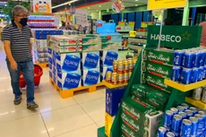 Thuốc lá, rượu, bia nhập khẩu sau đó xuất khẩu là 1 trong 3 nhóm hàng hóa được Bộ Tài chính đề xuất không áp dụng thuế giá trị gia tăng 0%. Ảnh minh họa: Lê Tiên