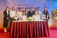 Đại diện Tập đoàn Đạt Phương và Tập đoàn Khải Thịnh ký kết hợp đồng cung cấp dây chuyền công nghệ cho Nhà máy Sản xuất kính hoa siêu trắng