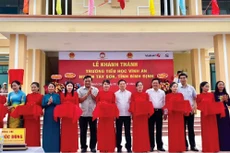 Bộ trưởng Bộ Tài chính Hồ Đức Phớc, Bí thư Tỉnh ủy tỉnh Bình Định Hồ Quốc Dũng, cùng đại diện Vietlott và các đại biểu cắt băng khánh thành Trường Tiểu học Vĩnh An