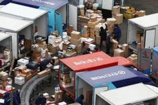 Công nhân phân loại hàng hóa tại một trung tâm phân phối bưu kiện ở Seoul. (Nguồn: Yonhap)