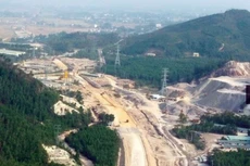 Vướng hạ tầng đường dây điện và nhà dân tại Dự án thành phần cao tốc Bắc - Nam đoạn Quy Nhơn - Chí Thạnh. Ảnh: Hà Minh