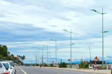 Gói thầu XL-08 Xây lắp hệ thống điện chiếu sáng có giá 40,788 tỷ đồng, thuộc Dự án thành phần 1 Đường ven biển của Dự án Đường ven biển và cầu Nhật Lệ 3. Ảnh: Lê Tiên