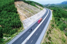 Việc giảm lưu lượng xe lưu thông trên tuyến đường BOT hiện hữu là nguyên nhân chủ yếu dẫn đến sụt giảm doanh thu. Ảnh: Nhã Chi