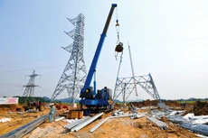 Đường dây 500 kV mạch 3 từ Quảng Trạch (Quảng Bình) - Phố Nối (Hưng Yên) được kỳ vọng giúp nâng cao khả năng truyền tải liên miền từ 2.200 MW hiện nay lên khoảng 5.000 MW, góp phần bảo đảm cung ứng điện cho miền Bắc. Ảnh: Nhã Chi