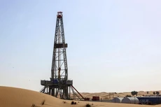 Một cơ sở khai thác dầu tại Dubai, UAE. (Ảnh: AFP/TTXVN)