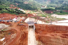 Kể từ sau sự cố sạt trượt, sụt lún đất, Dự án Xây dựng hồ chứa nước Đông Thanh, huyện Lâm Hà, tỉnh Lâm Đồng phải tạm dừng thi công. Ảnh: Bình An