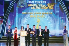 Thủ tướng Chính phủ Phạm Minh Chính trao giải Nhất cho Nhóm tác giả lĩnh vực Công nghệ số tại Lễ trao giải thưởng “Nhân tài Đất Việt” lần thứ 17, tổ chức tháng 12/2023. Ảnh: Trần Hải